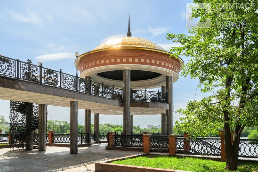 Авиационная ул., д. 77, корп. 1, «Алые паруса»