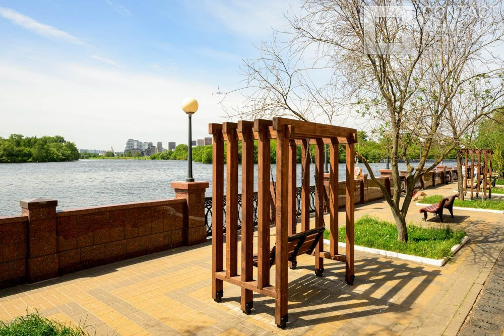 Авиационная ул., д. 77, корп. 1, «Алые паруса»