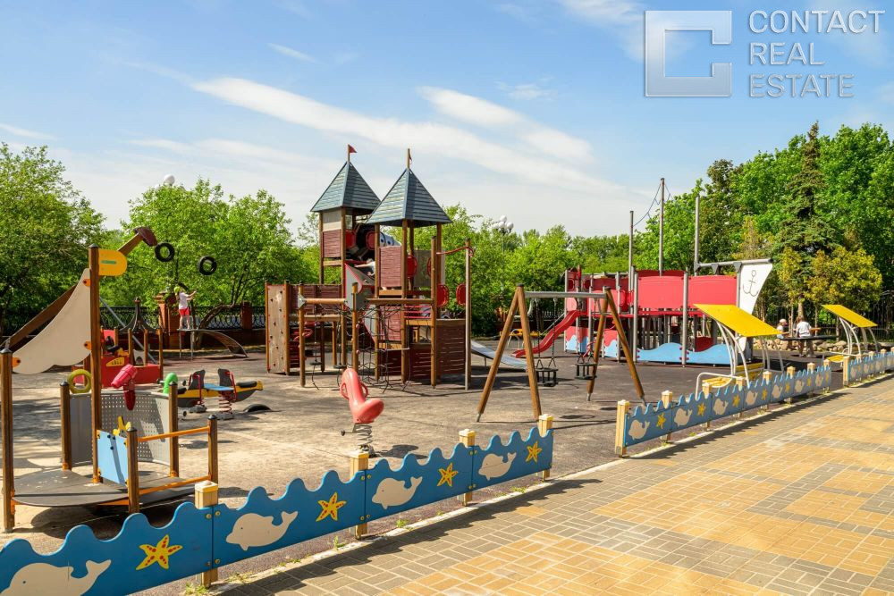 Авиационная ул., д. 77, корп. 1, «Алые паруса»