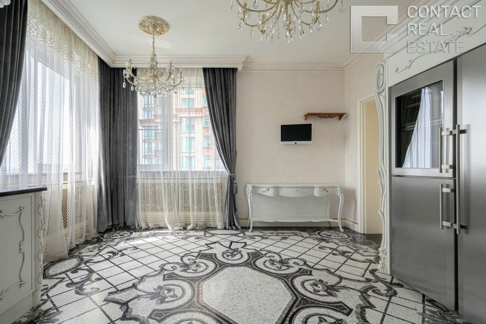 Авиационная ул., д. 77, корп. 1, «Алые паруса»