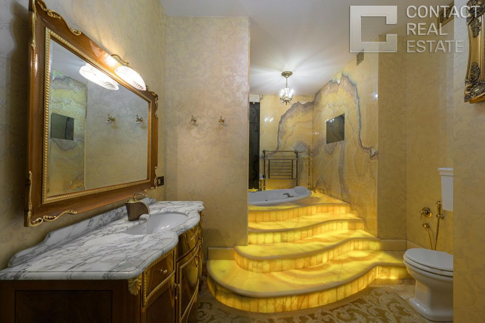 Авиационная ул., д. 77, корп. 1, «Алые паруса»