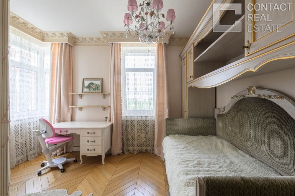 Авиационная ул., д. 77, корп. 1, «Алые паруса»