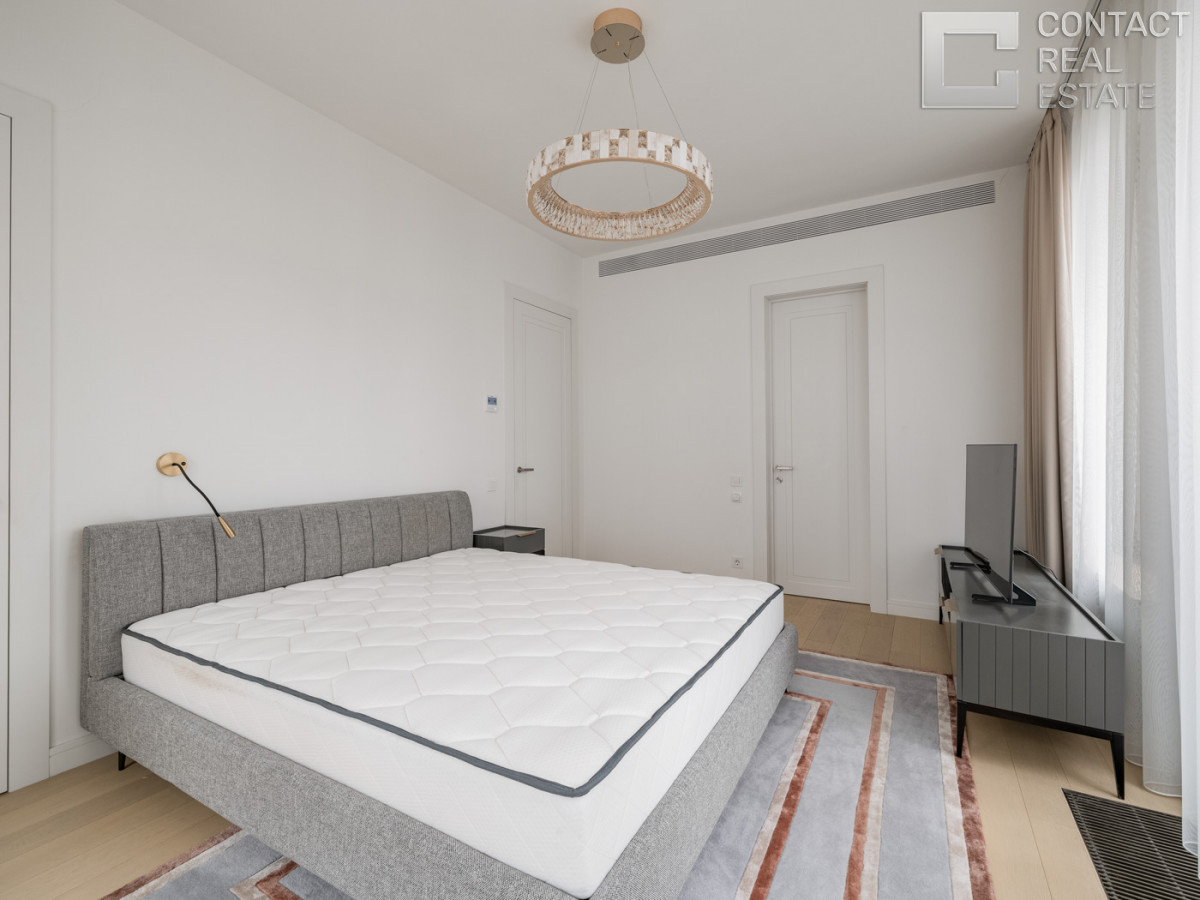 2-я Звенигородская ул., вл. 12, «Лаки» (Lucky)