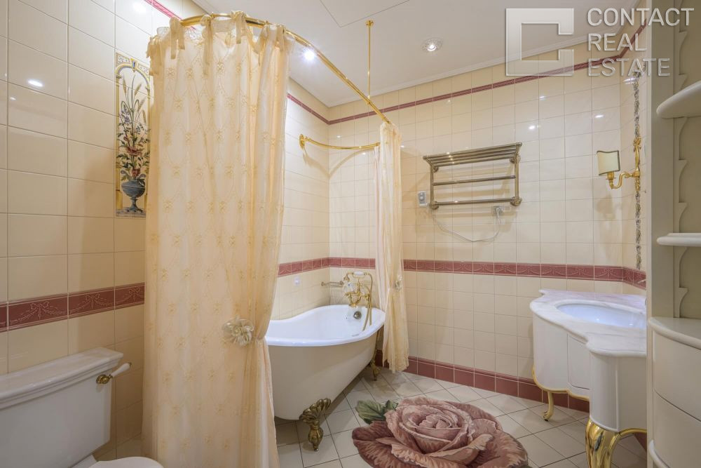 Авиационная ул., д. 77, корп. 1, «Алые паруса»