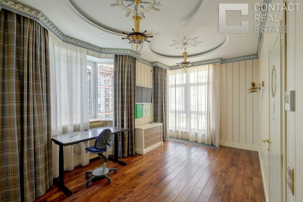 Авиационная ул., д. 77, корп. 1, «Алые паруса»