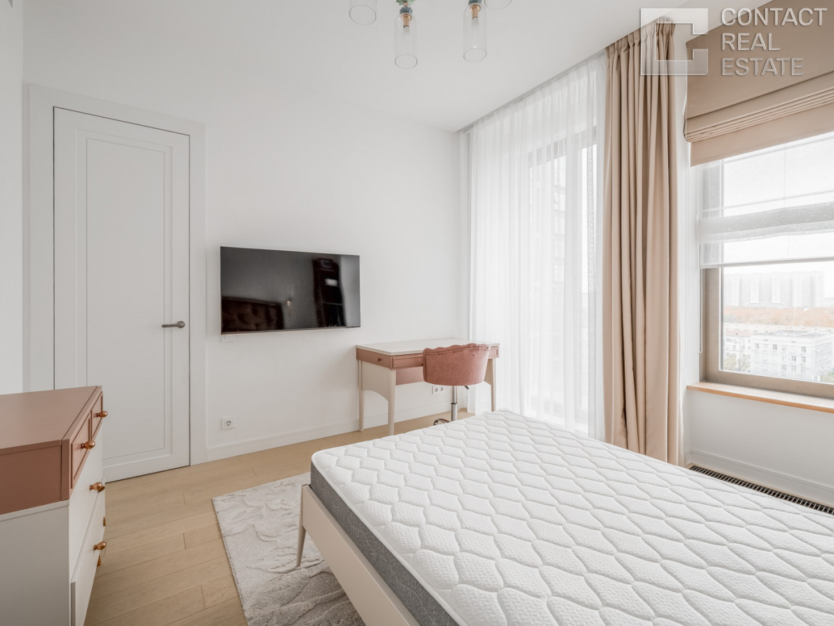 2-я Звенигородская ул., вл. 12, «Лаки» (Lucky)