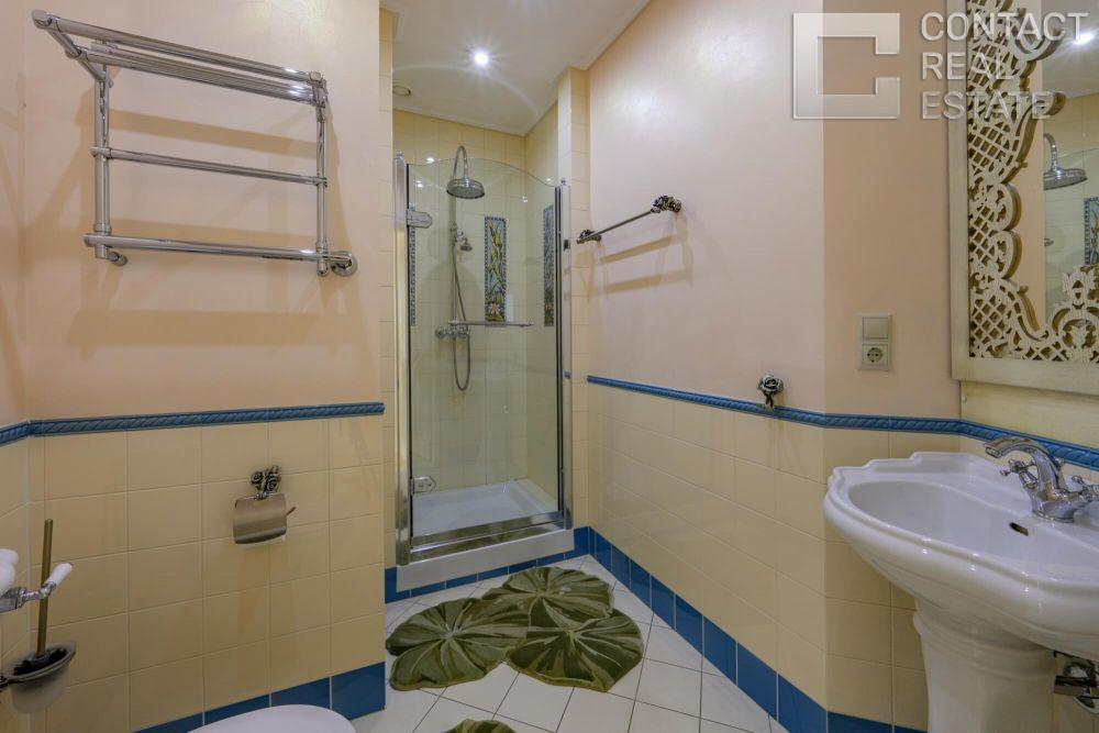 Авиационная ул., д. 77, корп. 1, «Алые паруса»