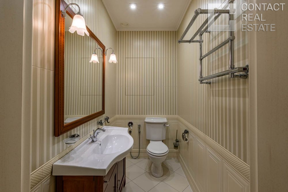 Авиационная ул., д. 77, корп. 1, «Алые паруса»