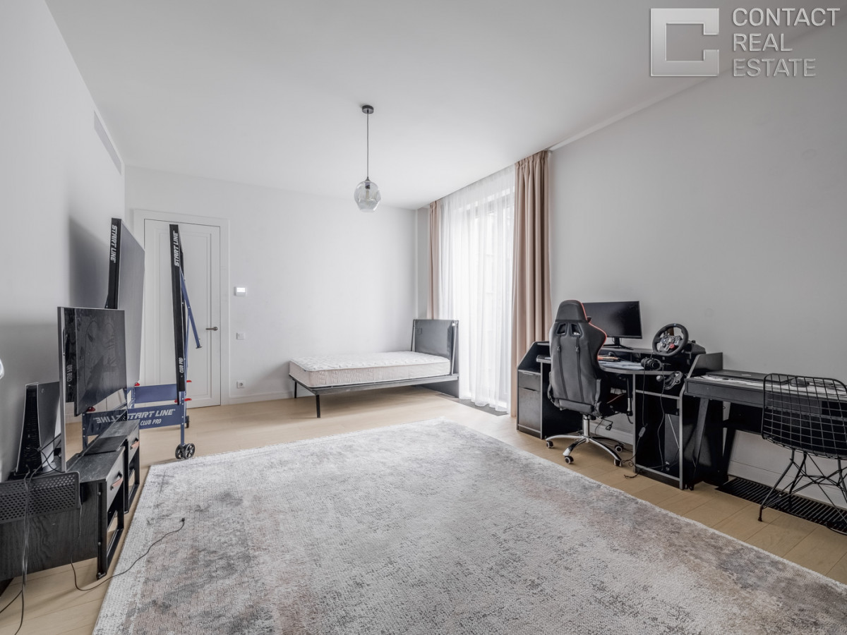 2-я Звенигородская ул., вл. 12, «Лаки» (Lucky)