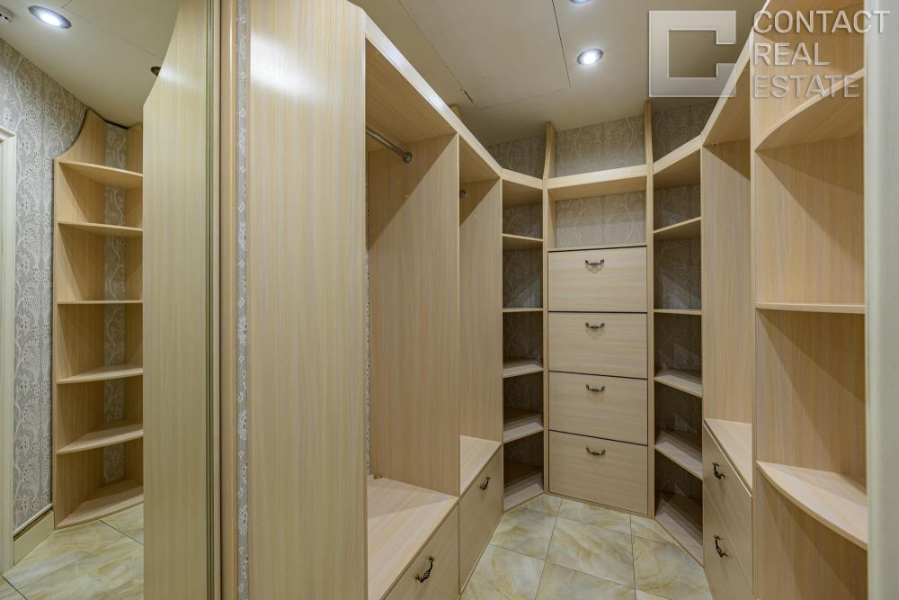 Авиационная ул., д. 77, корп. 1, «Алые паруса»