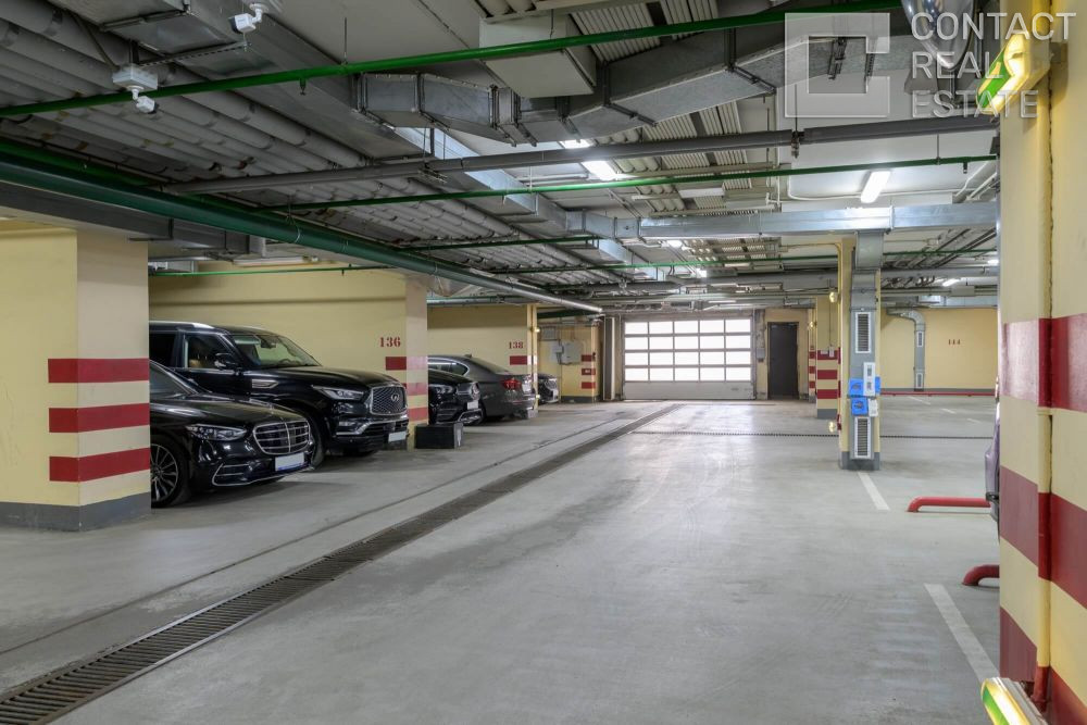 Авиационная ул., д. 77, корп. 1, «Алые паруса»