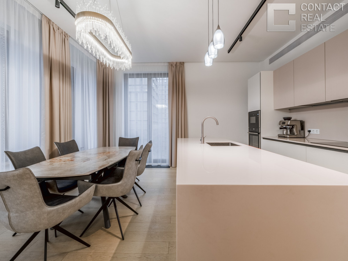 2-я Звенигородская ул., вл. 12, «Лаки» (Lucky)