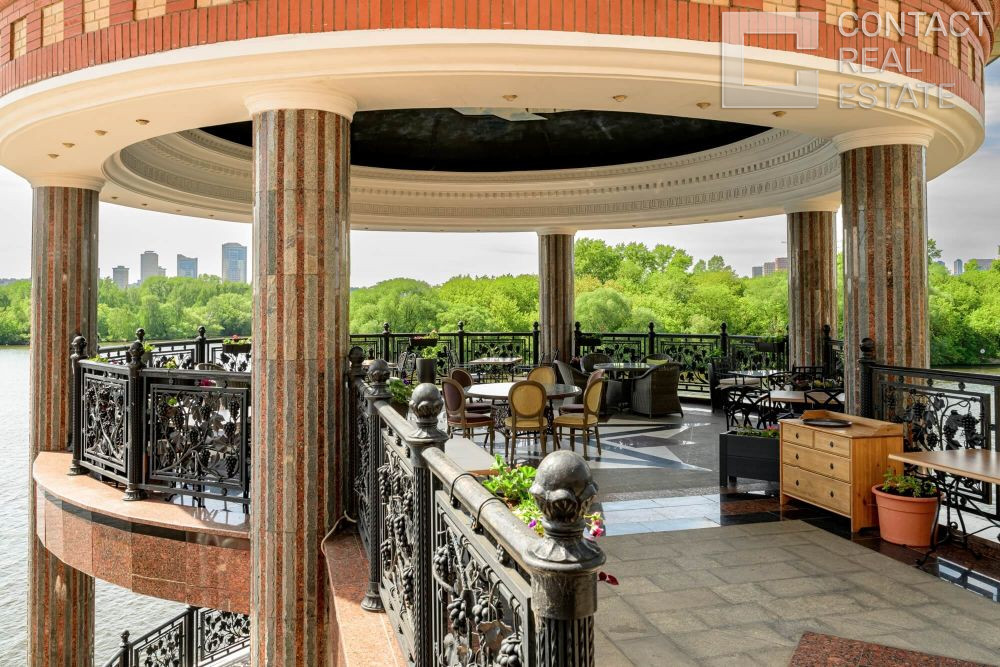 Авиационная ул., д. 77, корп. 1, «Алые паруса»