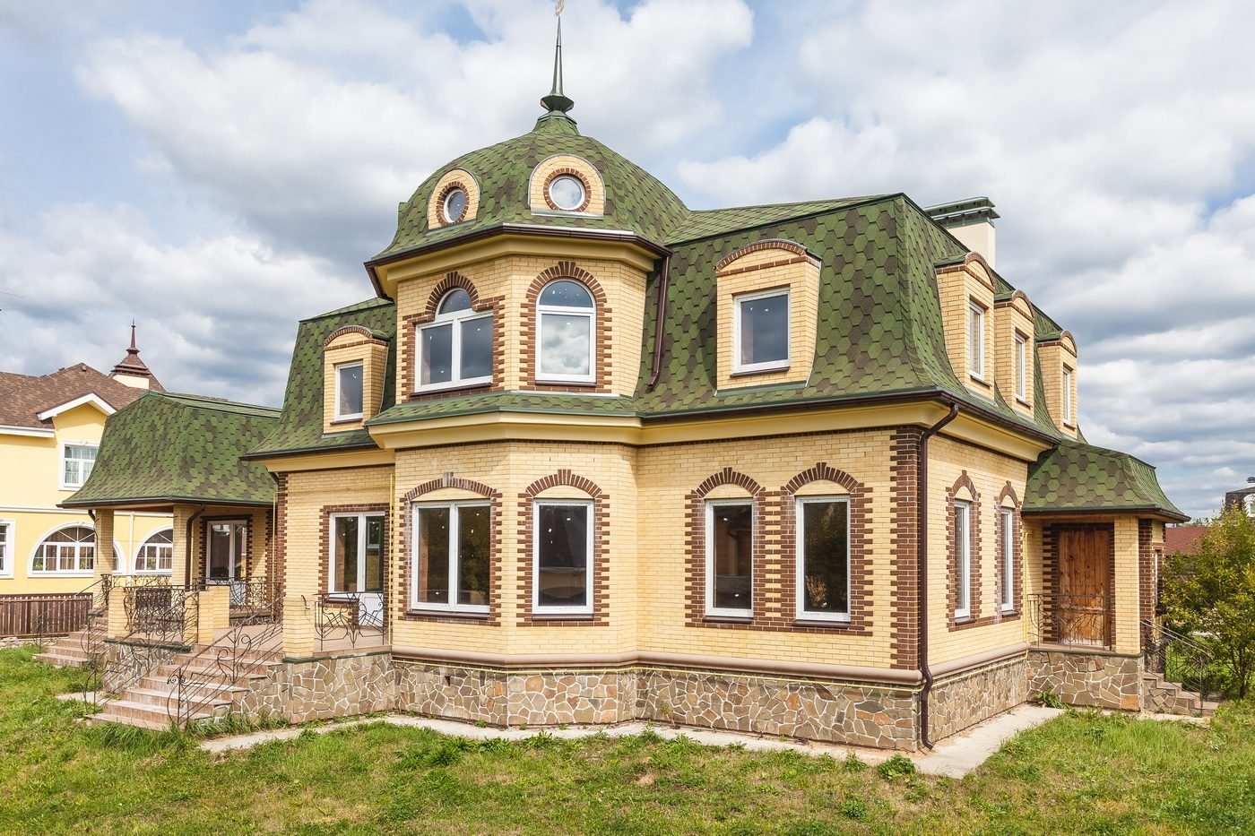 Новоглаголево. Кирпичный загородный дом возле садово-паркового комплекса в центре поселка