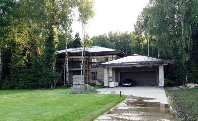 Дом без внутренней отделки у леса в коттеджном поселке с гольф-полями
